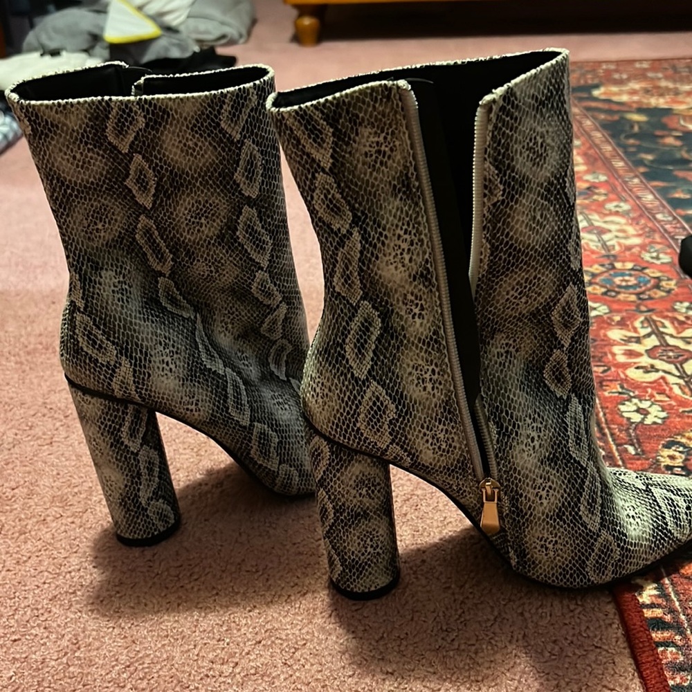 8.5 fashion nova snake skin heels